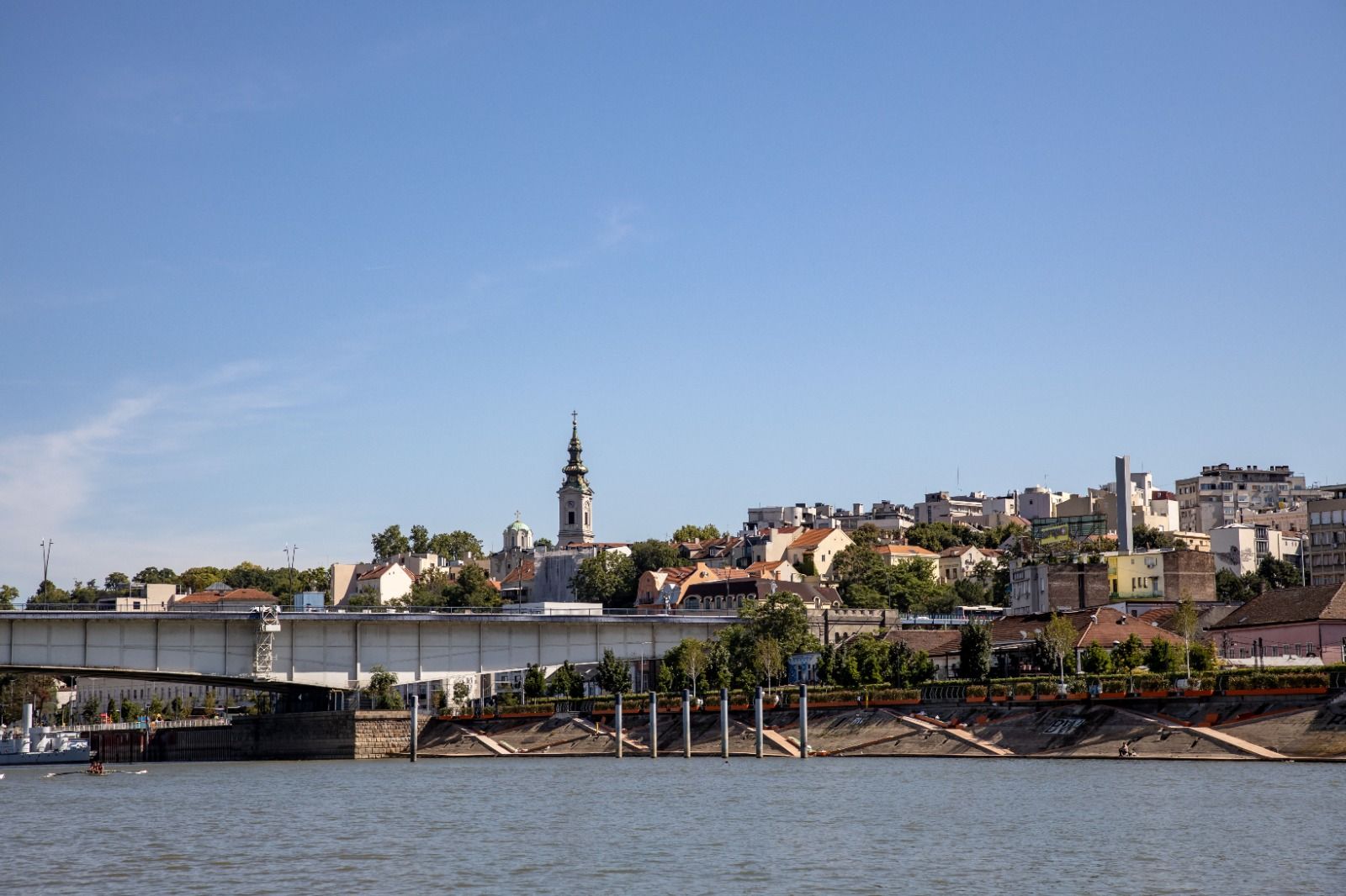 Estampa del río Danubio a su paso por la ciudad de Belgrado Estampa del río Danubio a su paso por la ciudad de Belgrado