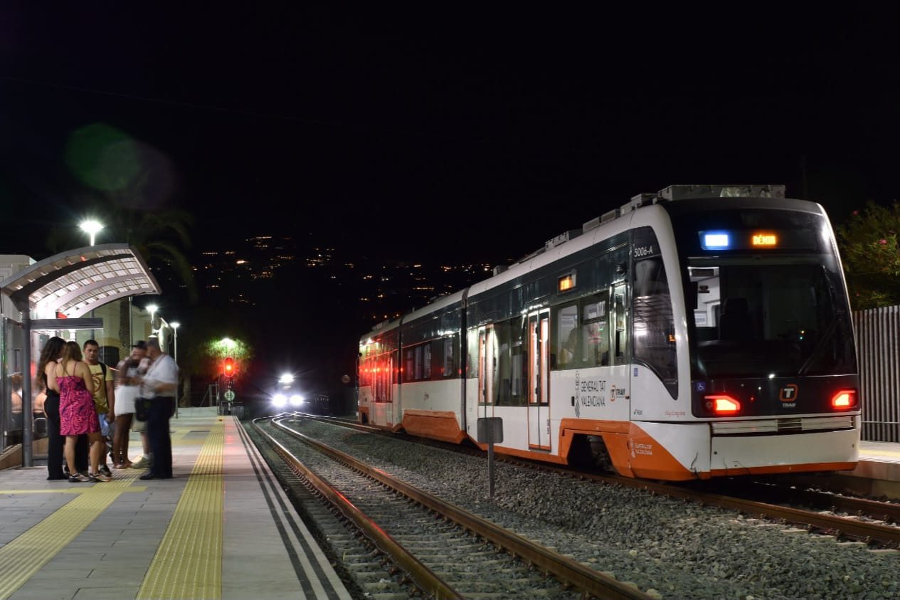 Tram nocturno durante el servicio especial del verano