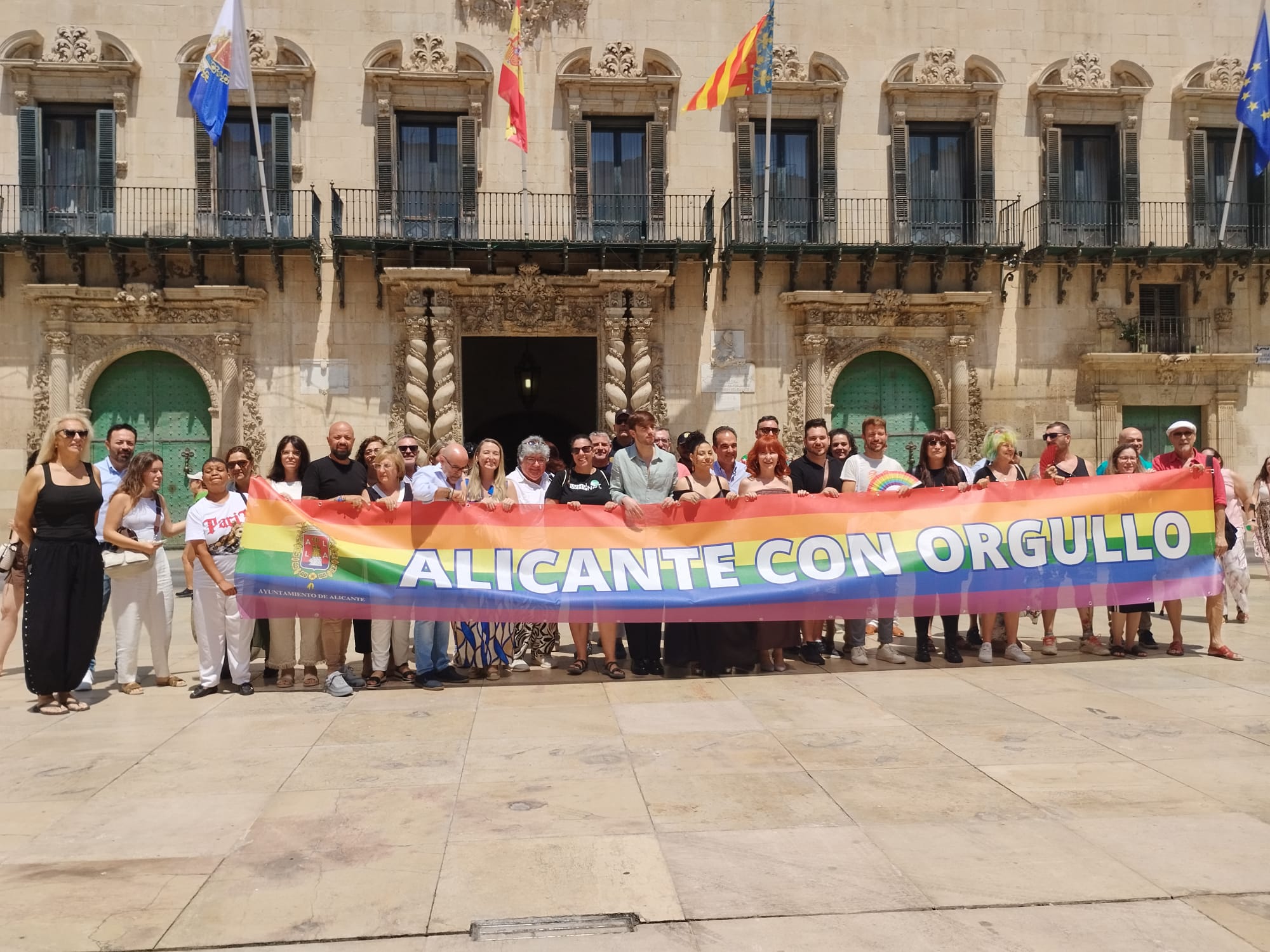 Desplegament de la pancarta 'Alacant amb orgull'