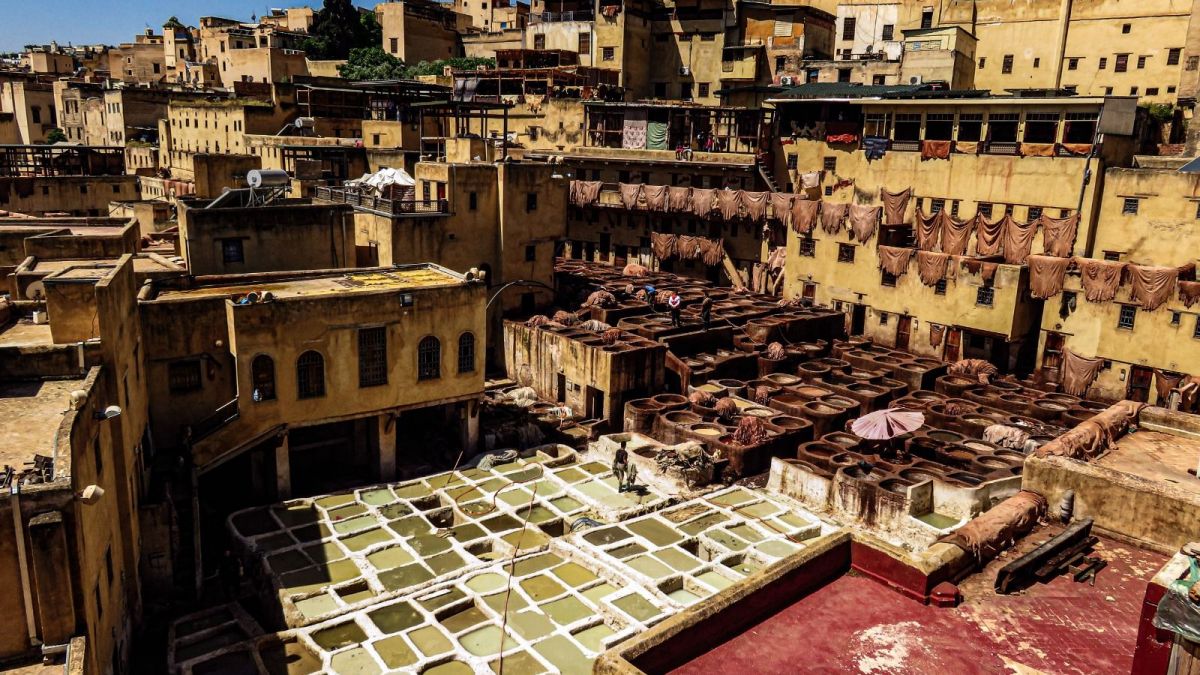 Vista aérea de la emblemática curtiduría de Fez, situada en la histórica medina, donde se pueden apreciar las vibrantes tinas de tinte