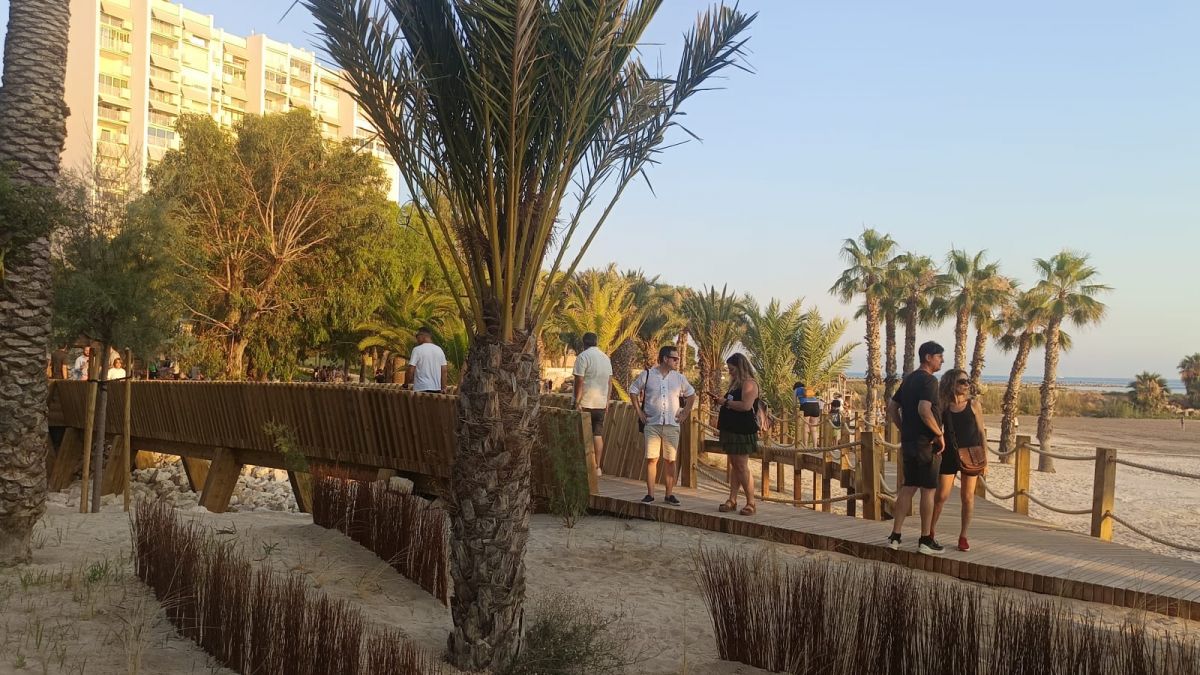Pasarelas peatonales en el nuevo parque de La Almadraba en Alicante