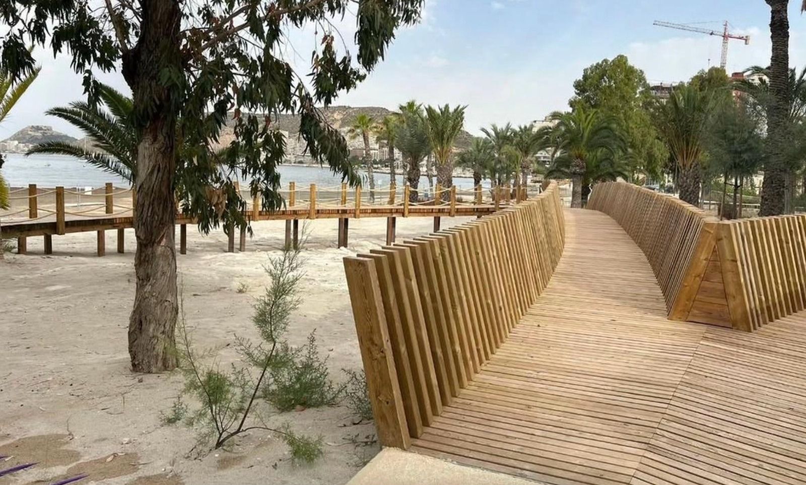 Nuevas pasarelas de madera junto al mar en la playa de la Almadraba de Alicante