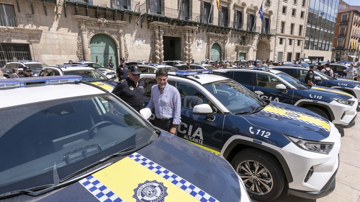 El alcalde Luis Barcala junto a los nuevos vehículos de la Policía Local de Alicante