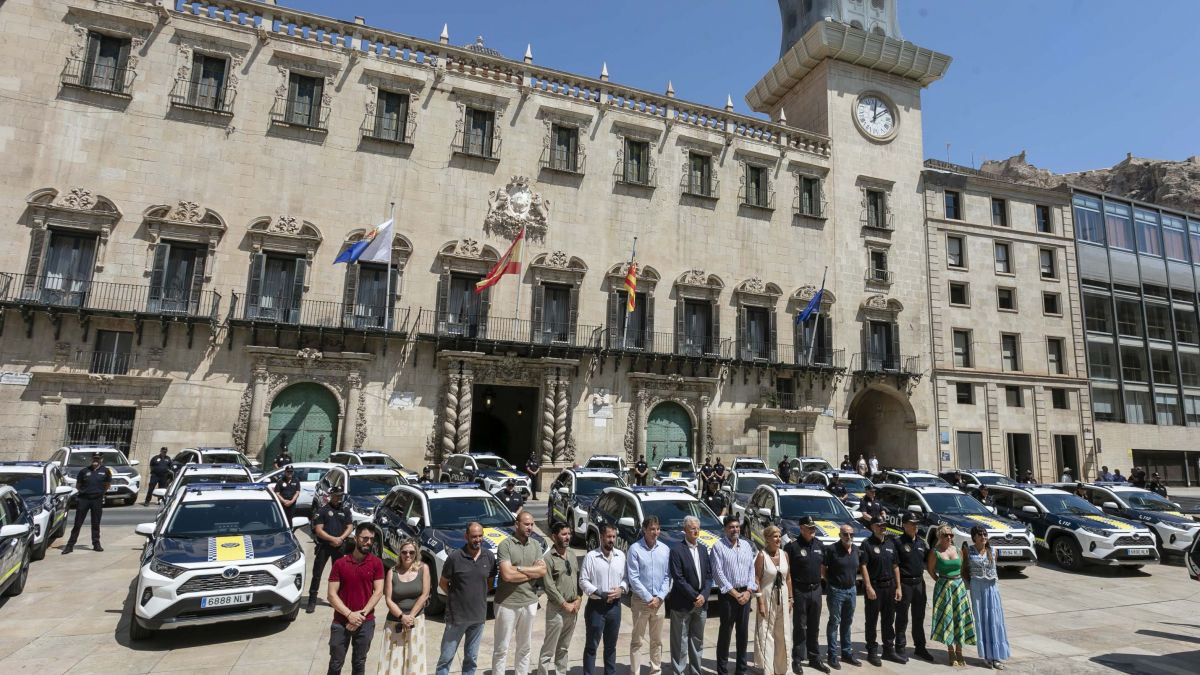 Miembros de la corporación municipal en la presentación de los nuevos coches de la Policía Local