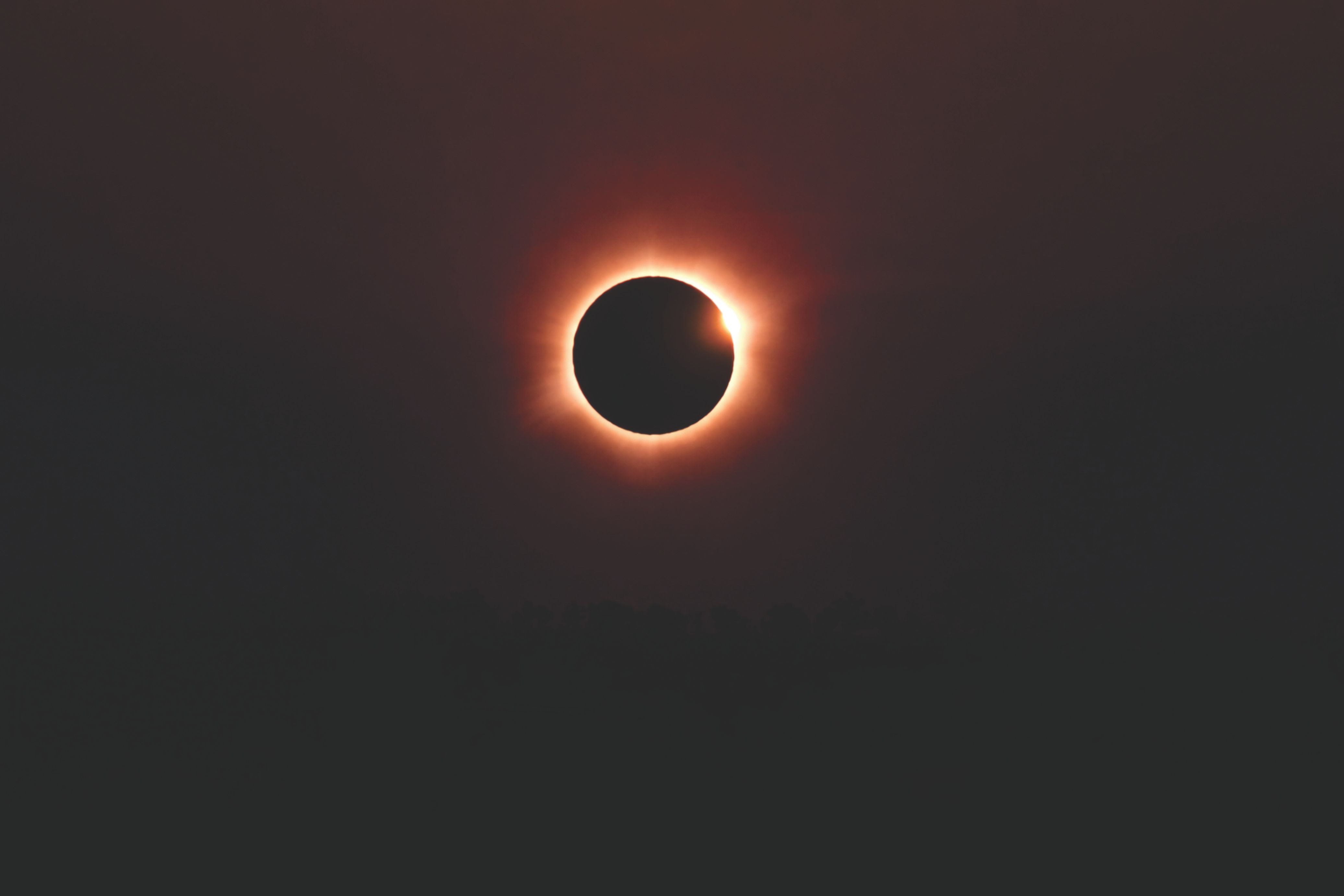 Imagen de un eclipse solar en el cielo
