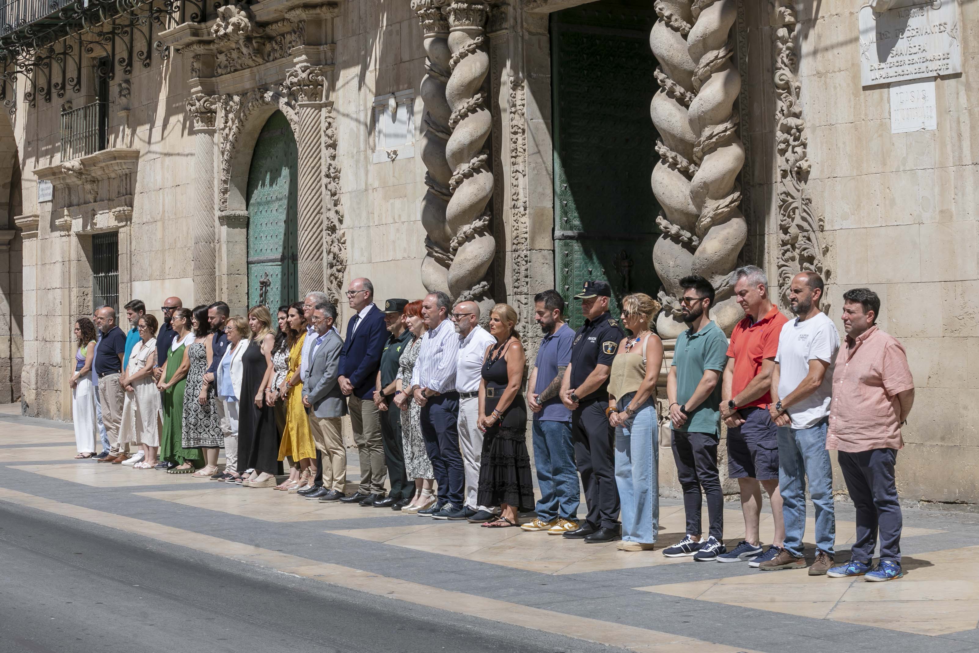 Tres minutos de silencio en Alicante Tres minutos de silencio en Alicante