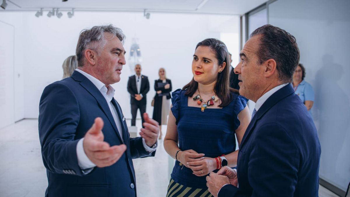 Antonio Peral i Nayma Beldjilali reben a la delegació bosniana en el MACA