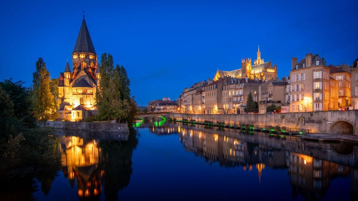 Ciudad francesa de Metz iluminada de noche Ciudad francesa de Metz iluminada de noche