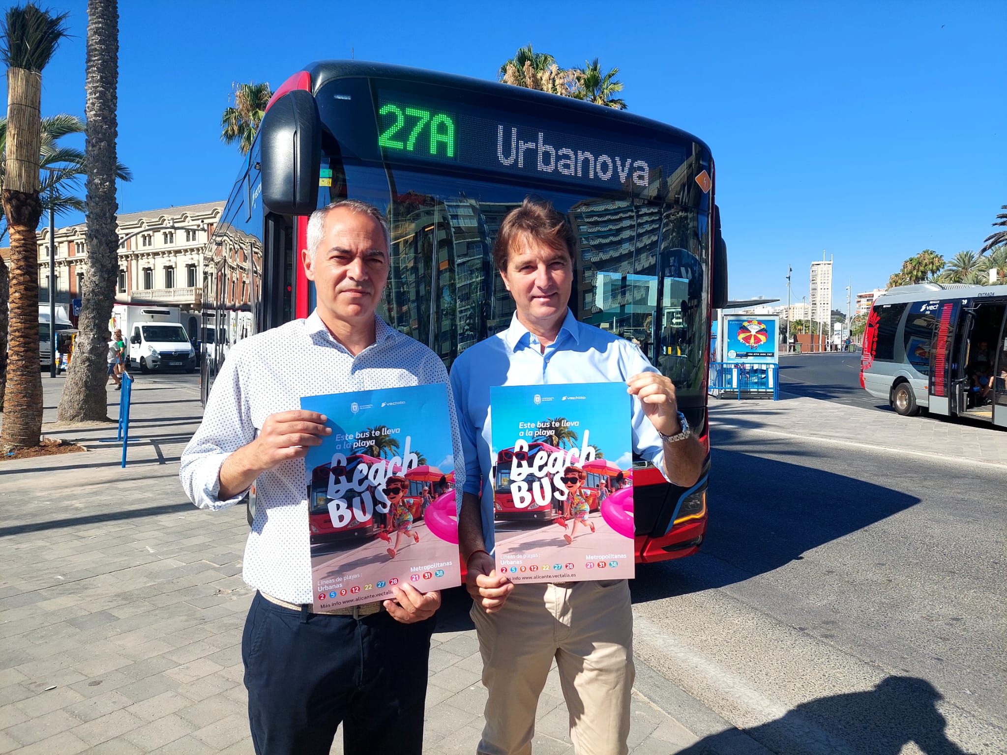 Carlos de Juan y Juan Antonio Martí presentan el BeachBus a las playas de Alicante Carlos de Juan y Juan Antonio Martí presentan el BeachBus a las playas de Alicante