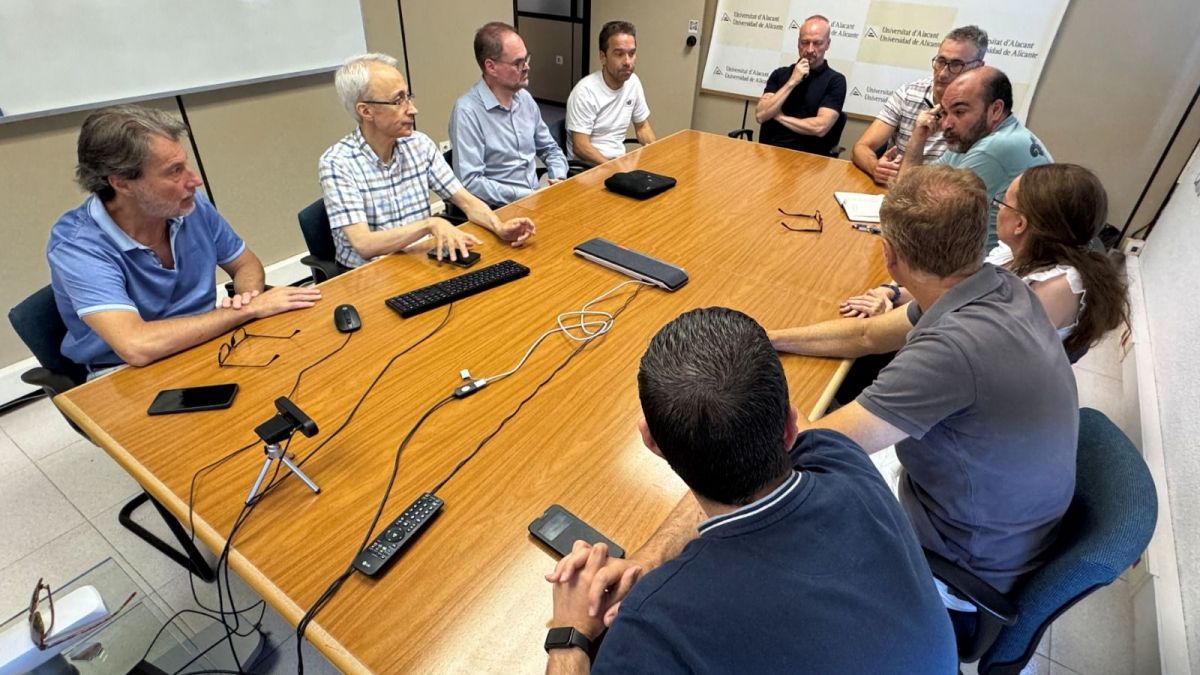 Reunió d'avaluació el ciberatac entre el vicerector de Transformació Digital i l'equip tècnic del Servici d'Informàtica de la UA