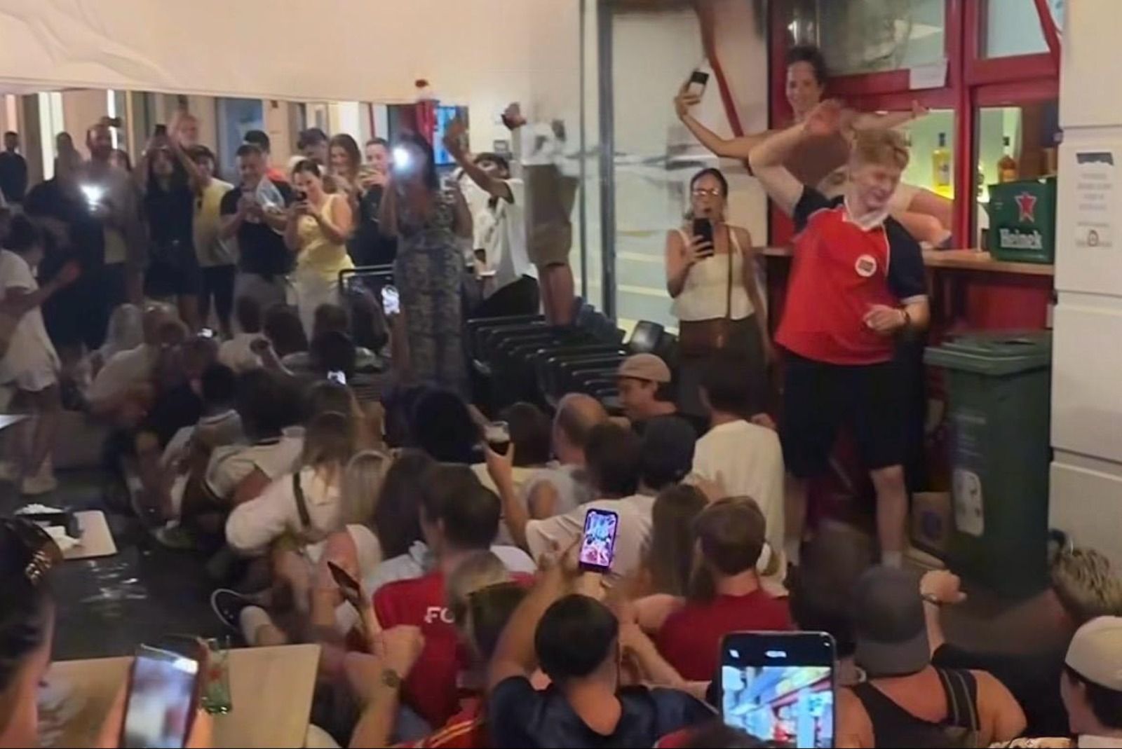Decenas de personas sentadas en la calle haciendo el Viking Row en Alicante