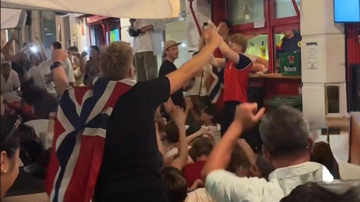 Aficionados noruegos en Alicante celebran la victoria en el Mundial frente a Brasil