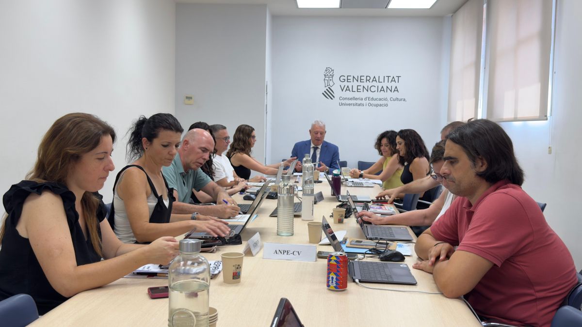 Mesa sectorial sobre las nuevas instrucciones en los centros educativos Mesa sectorial sobre las nuevas instrucciones en los centros educativos