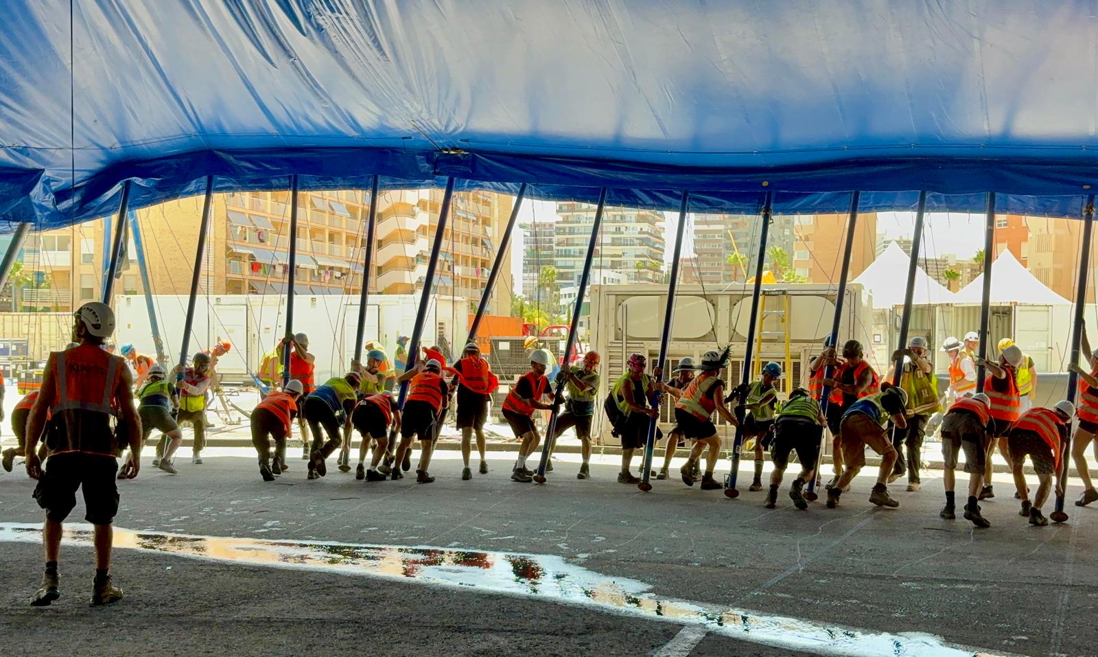 Momento del levantamiento de la gran carpa de KURIOS en Alicante