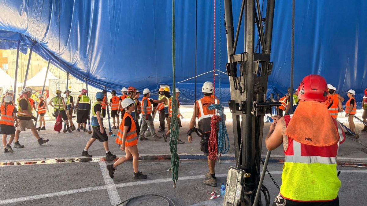 Operarios levantan la gran carpa del Cirque du Soleil en Alicante