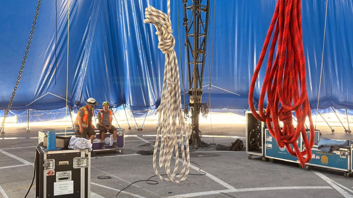 Instantes antes de alzar la gran Carpa de KURIOS en Alicante
