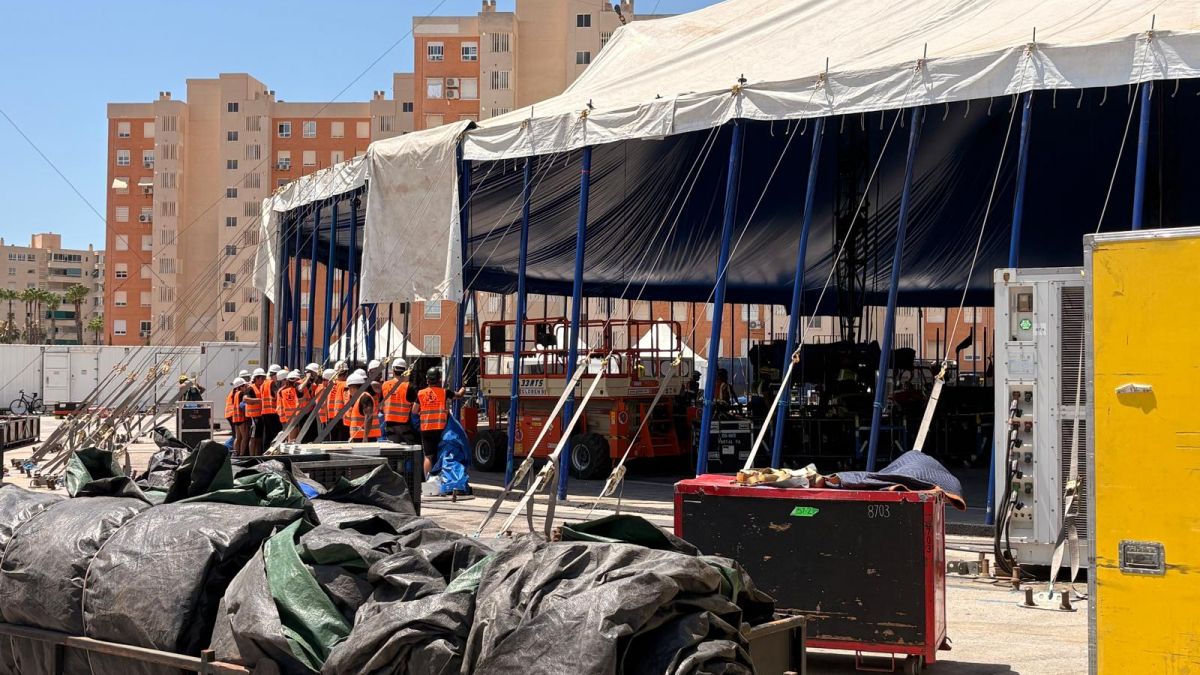 Gran carpa de KURIOS alzada sobre Alicante