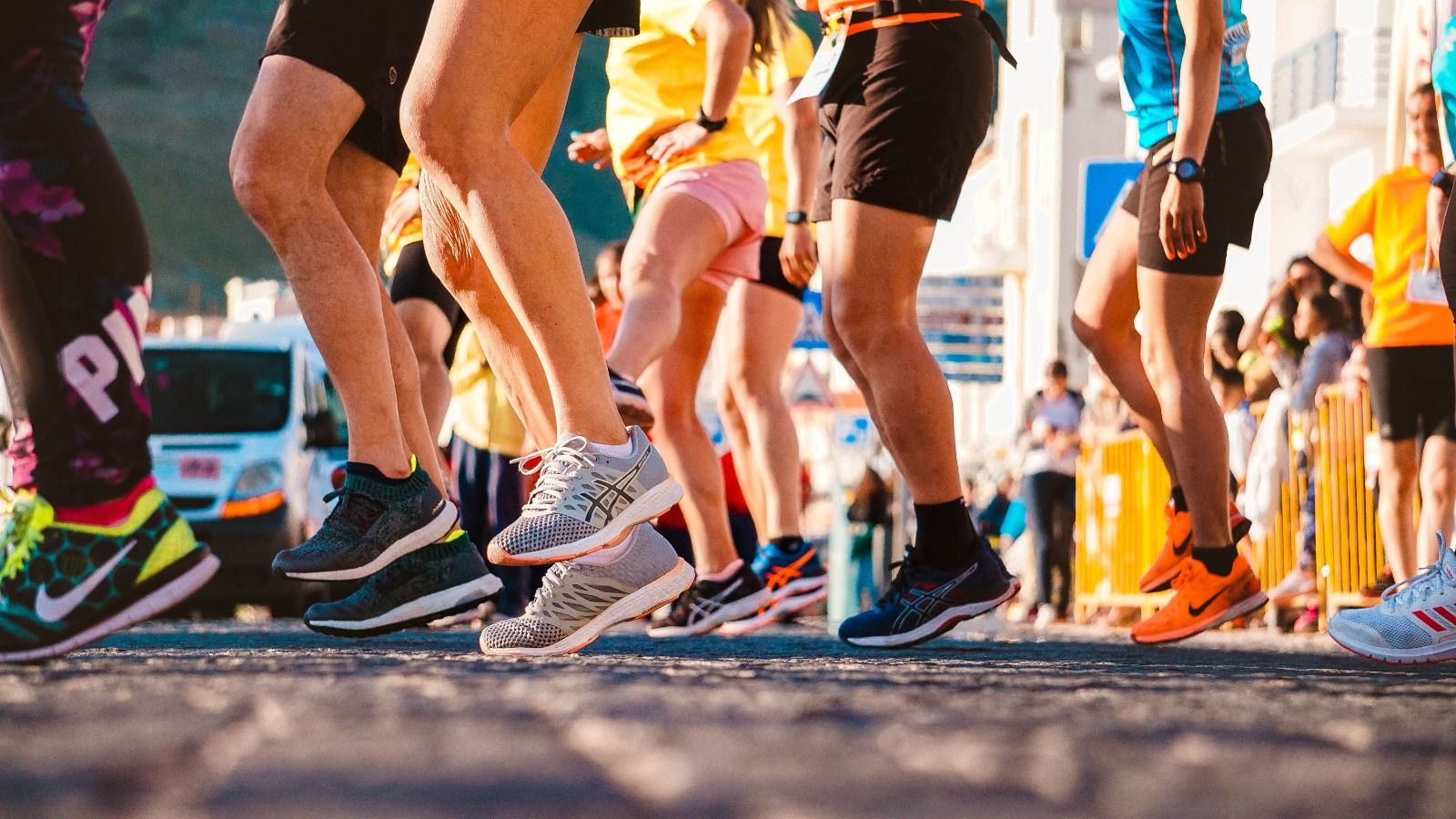 Personas haciendo deporte en la calle
