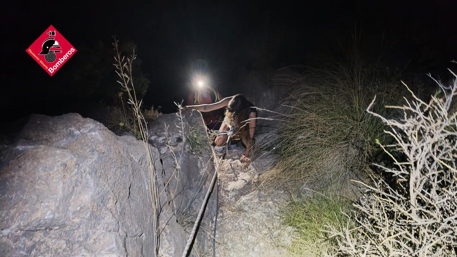 Jóvenes atrapados en una zona montañosa de difícil acceso en Orihuela (Foto: CPBA)