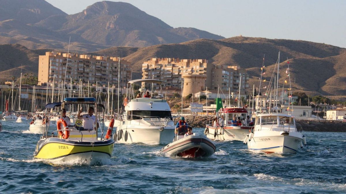 Embarcaciones durante la procesión marinera en El Campello Embarcaciones durante la procesión marinera en El Campello