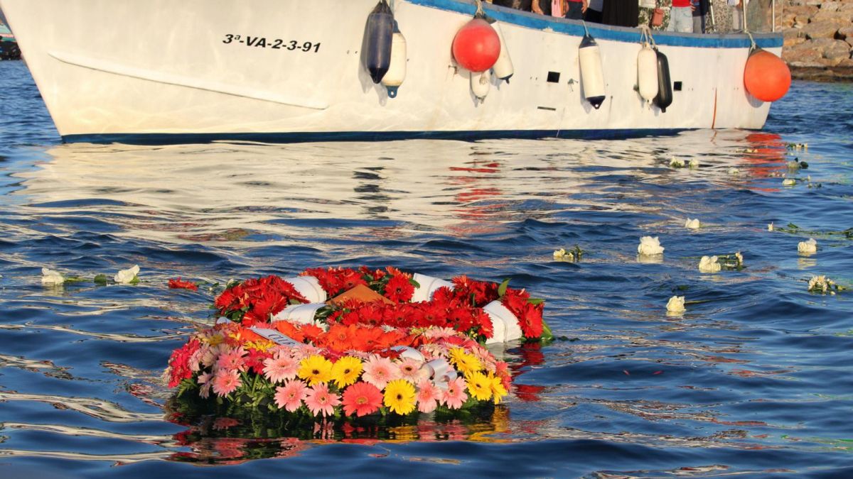 Flores sobre el mar en la procesión de la Virgen del Carmen en El Campello Flores sobre el mar en la procesión de la Virgen del Carmen en El Campello