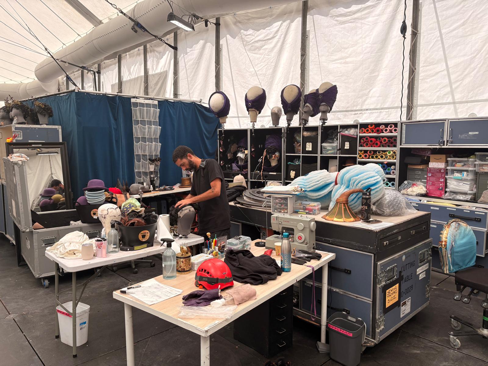 Zona de vestuario del Circo del Sol en Alicante para el espectáculo KURIOS (Foto: Álvaro Rubio)
