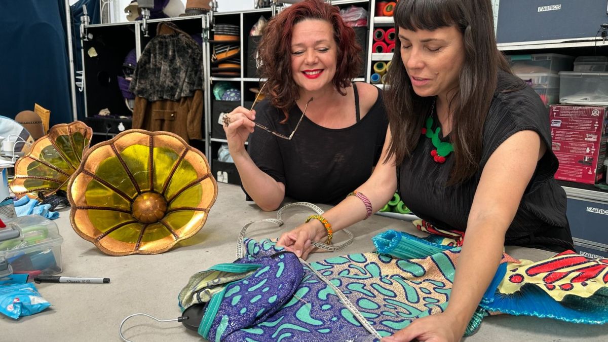 Mar González muestra el traje de Acronet, uno de sus diseños favoritos del espectáculo KURIOS