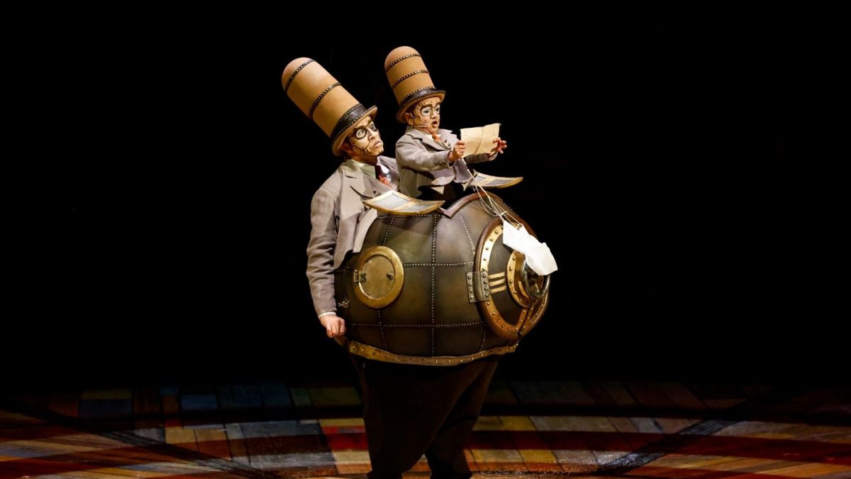 El traje de Microcosmos del espectáculo KURIOS del Circo del Sol en Alicante