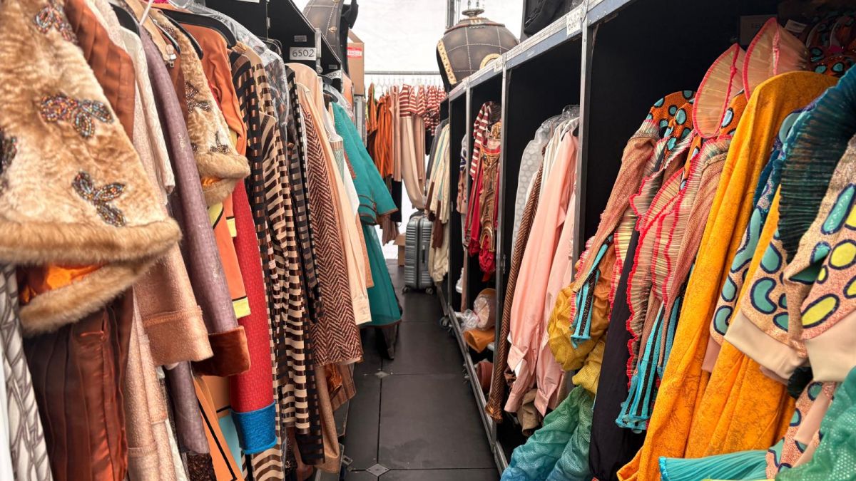 Zona de trajes y vestidos de KURIOS en Alicante