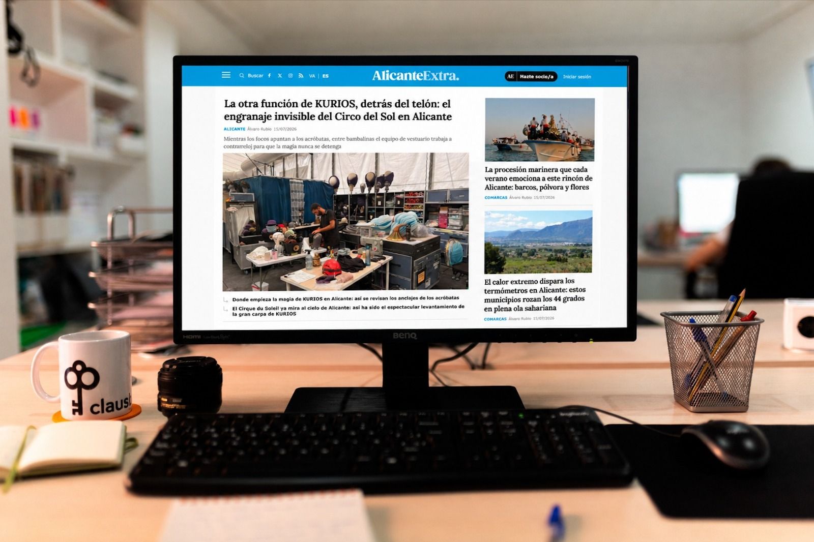 Un ordinador amb la portada d'Alacant Extra