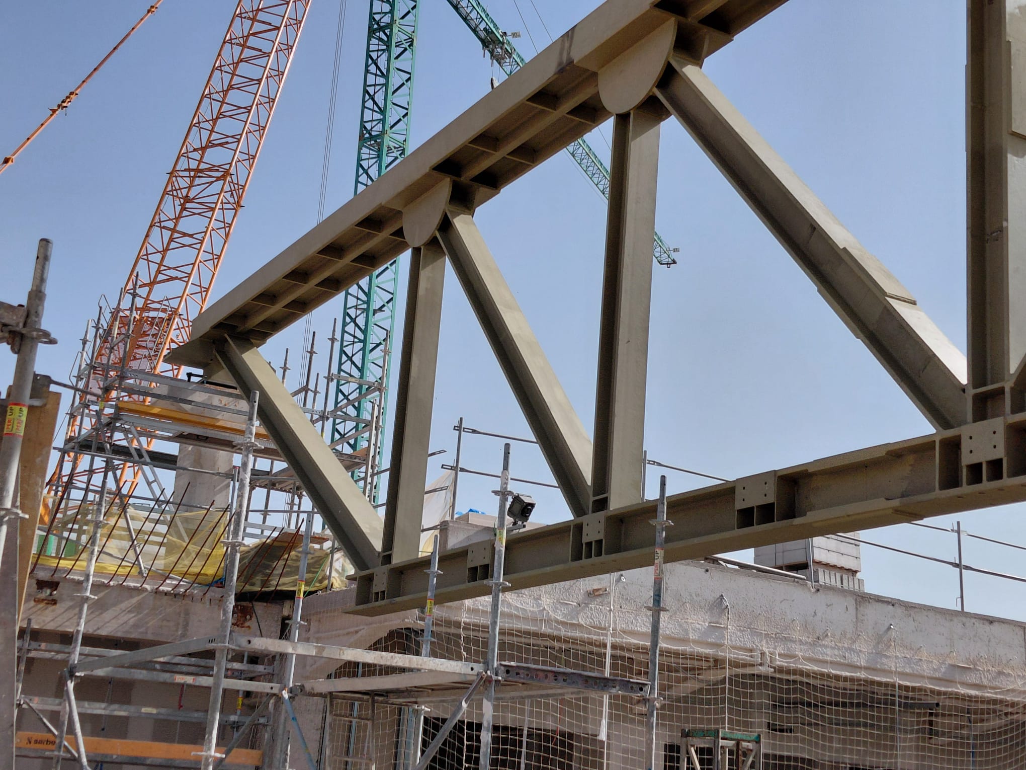 Una de las gigantescas vigas que se han instalado en la Ciudad de la Justicia de Alicante