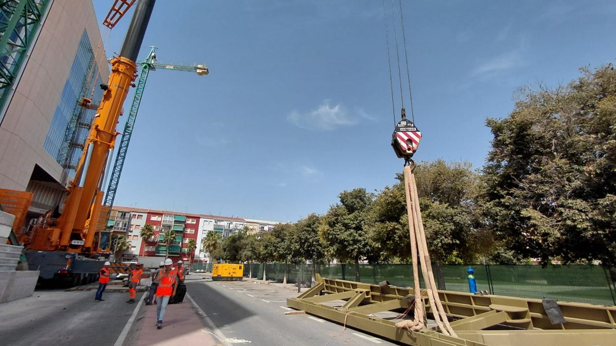 Momento de la elevación de las vigas por la grúa de gran tonelaje