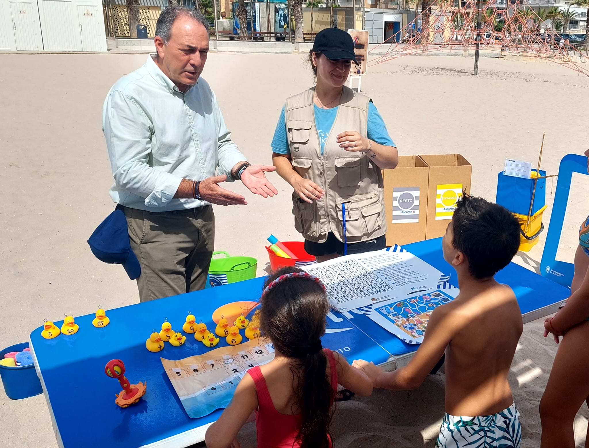 Actividad de concienciación ambiental en las playas de Alicante
