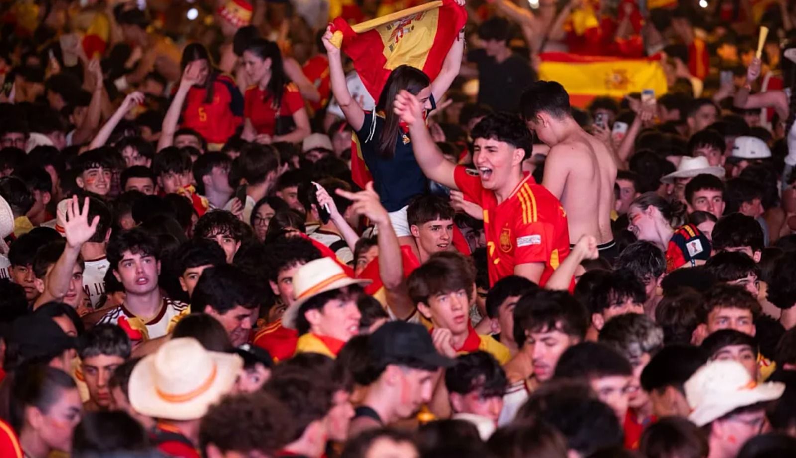 Aficionados de España celebran la victoria ante Francia en la semifinal del mundial en una pantalla gigante (Foto: RFEF)