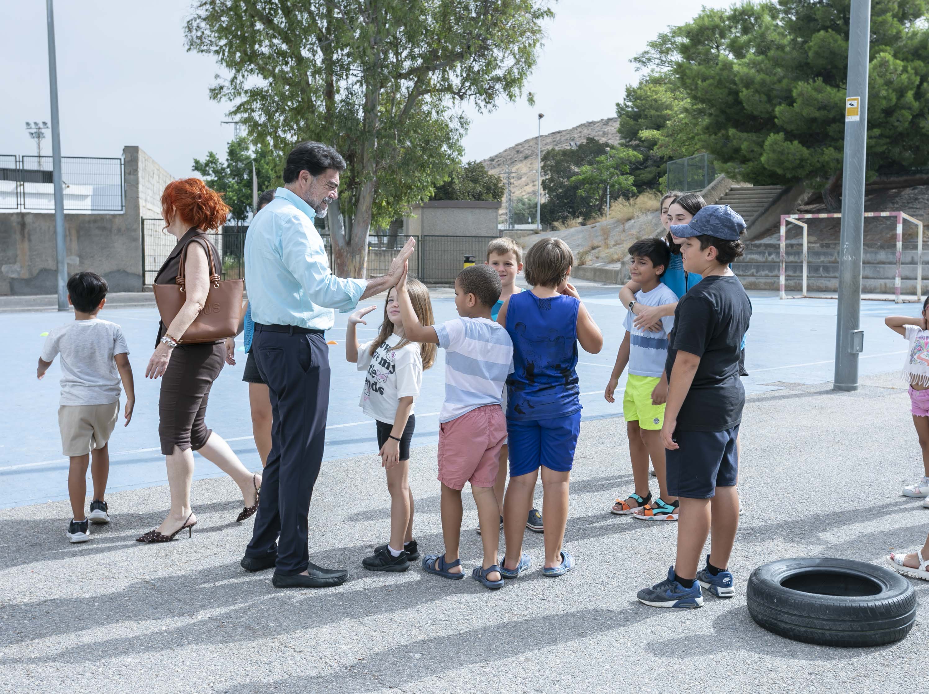 El alcalde, Luis Barcala, y la concejala de Bienestar Social, Begoña León, visitan una escuela de veran El alcalde, Luis Barcala, y la concejala de Bienestar Social, Begoña León, visitan una escuela de veran