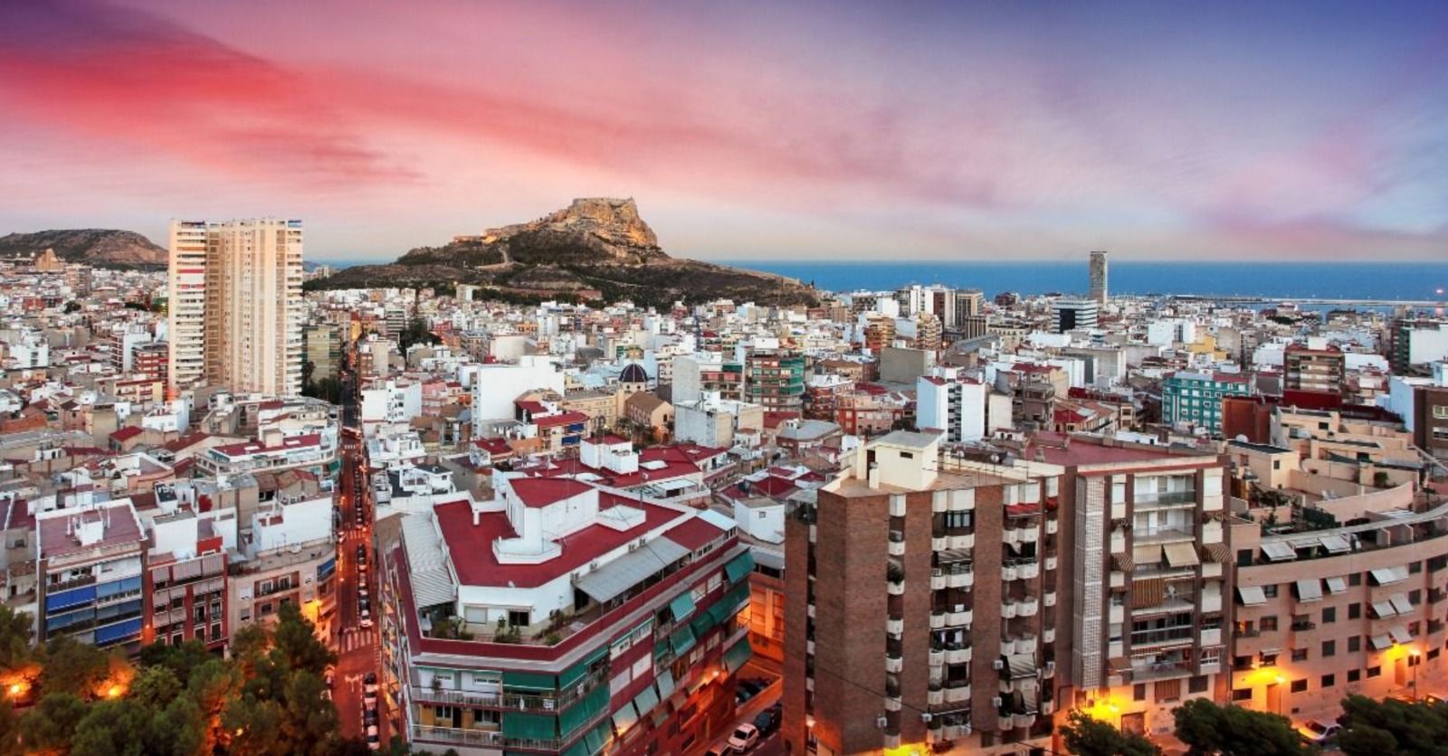 Imagen aérea de la ciudad de Alicante con el Castillo de fondo Imagen aérea de la ciudad de Alicante con el Castillo de fondo