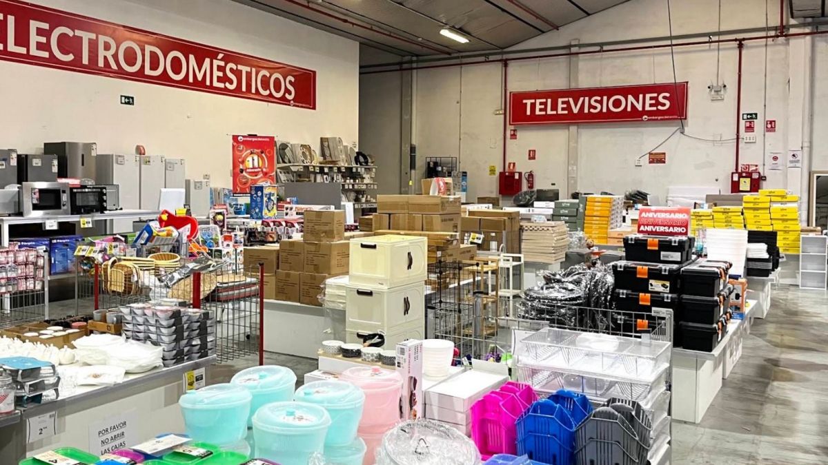 Interior de una tienda de Embargosalobestia en Alicante Interior de una tienda de Embargosalobestia en Alicante