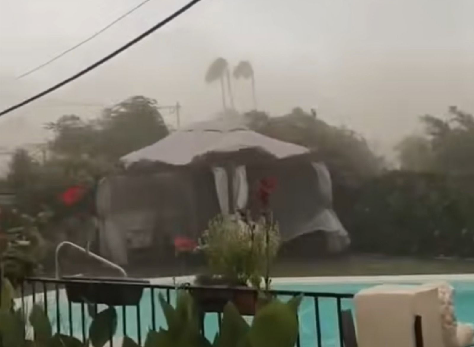 Extracto de un vídeo de las fuertes rachas de viento por el reventón térmico en el interior de Alicante Extracto de un vídeo de las fuertes rachas de viento por el reventón térmico en el interior de Alicante