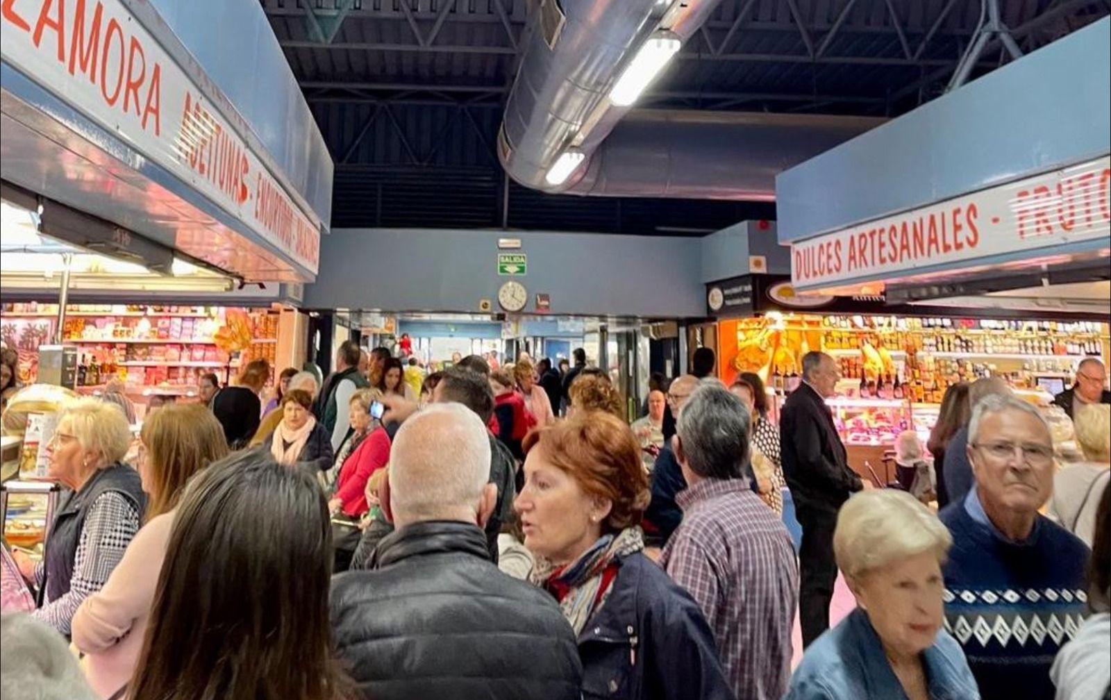Personas comprando en el mercado municipal de Babel en Alicante Personas comprando en el mercado municipal de Babel en Alicante