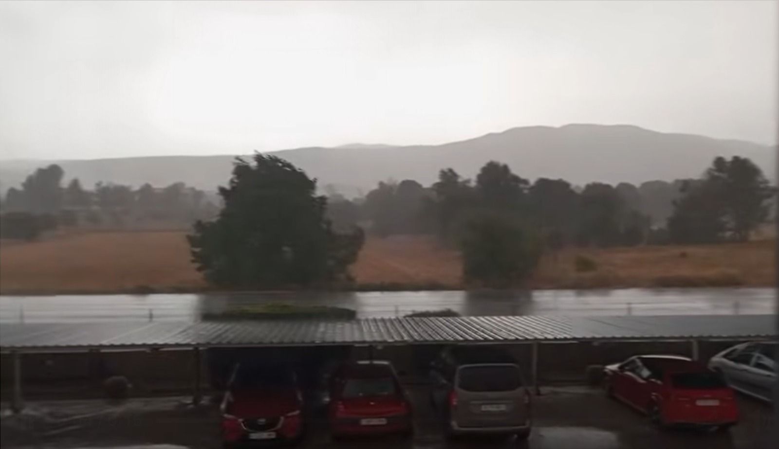 Fuertes rachas de viento en un reventón cálido en Alicante