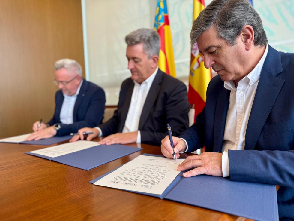 Firma del convenio para gestionar residuos de envases de vidrio domésticos