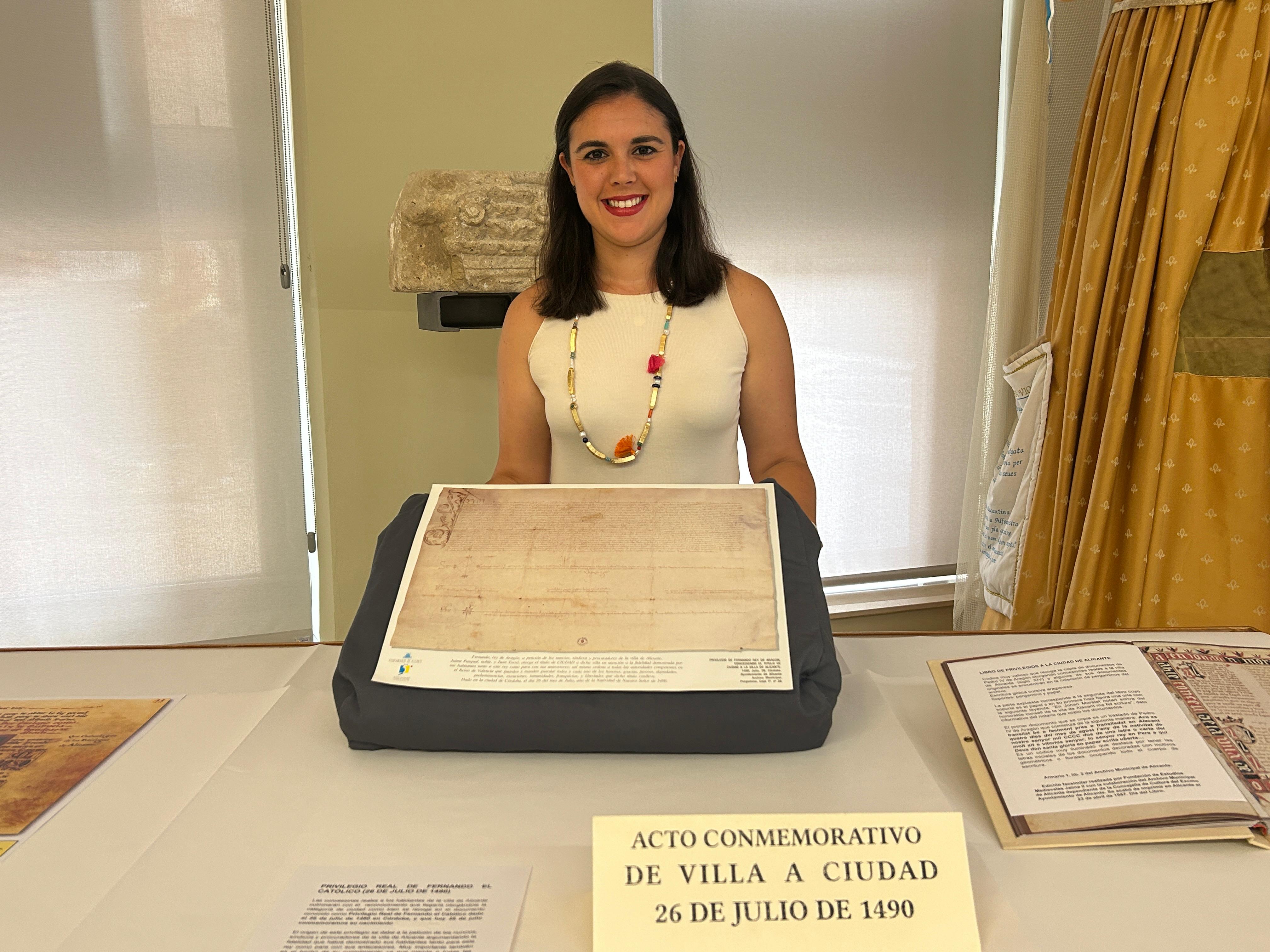 La concejala Nayma Beldjilali en el Archivo Municipal