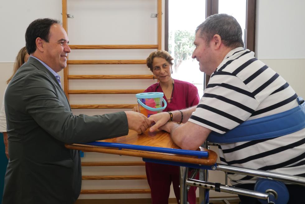 Pérez Llorca visita el centro de día del IVASS