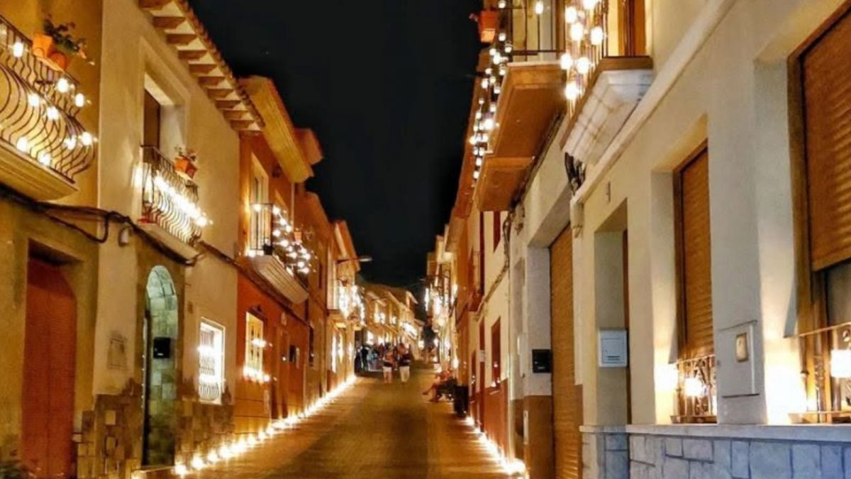 Un carrer de Busot il·luminada sota la llum dels ciris Un carrer de Busot il·luminada sota la llum dels ciris