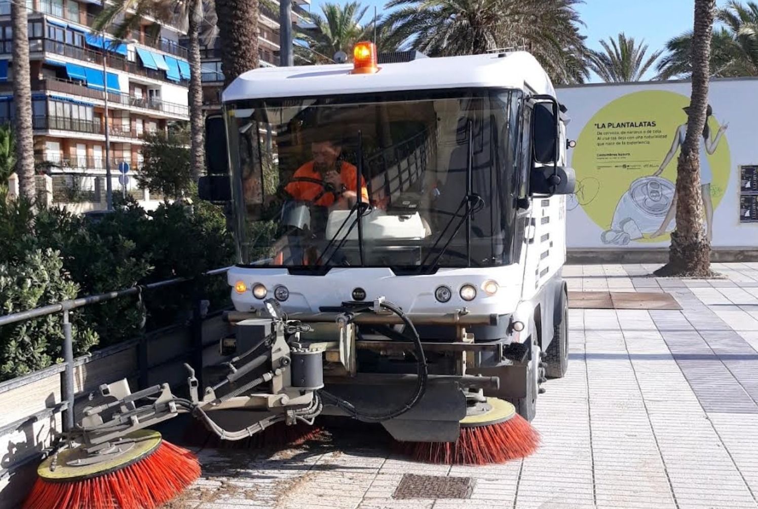 Maquinària de neteja treballant a Alacant Maquinària de neteja treballant a Alacant