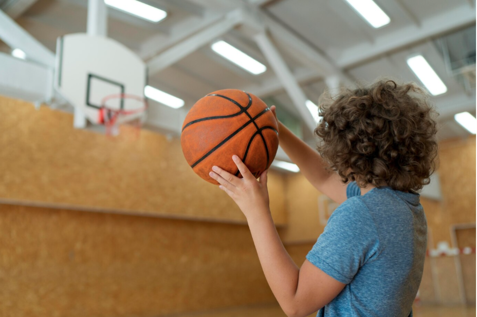 Un niño jugando al baloncesto Un niño jugando al baloncesto