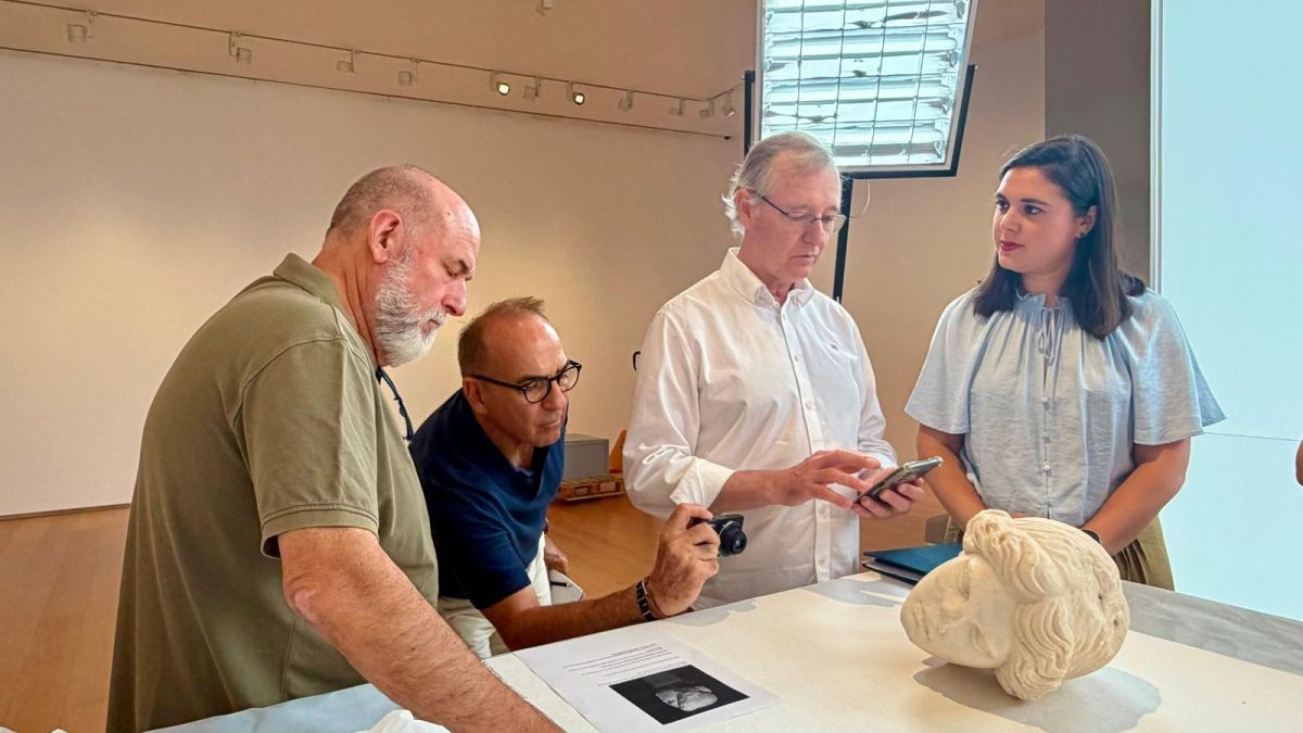 Noguera junto al equipo de arqueología del Ayuntamiento de Alicante y la concejala de Cultura