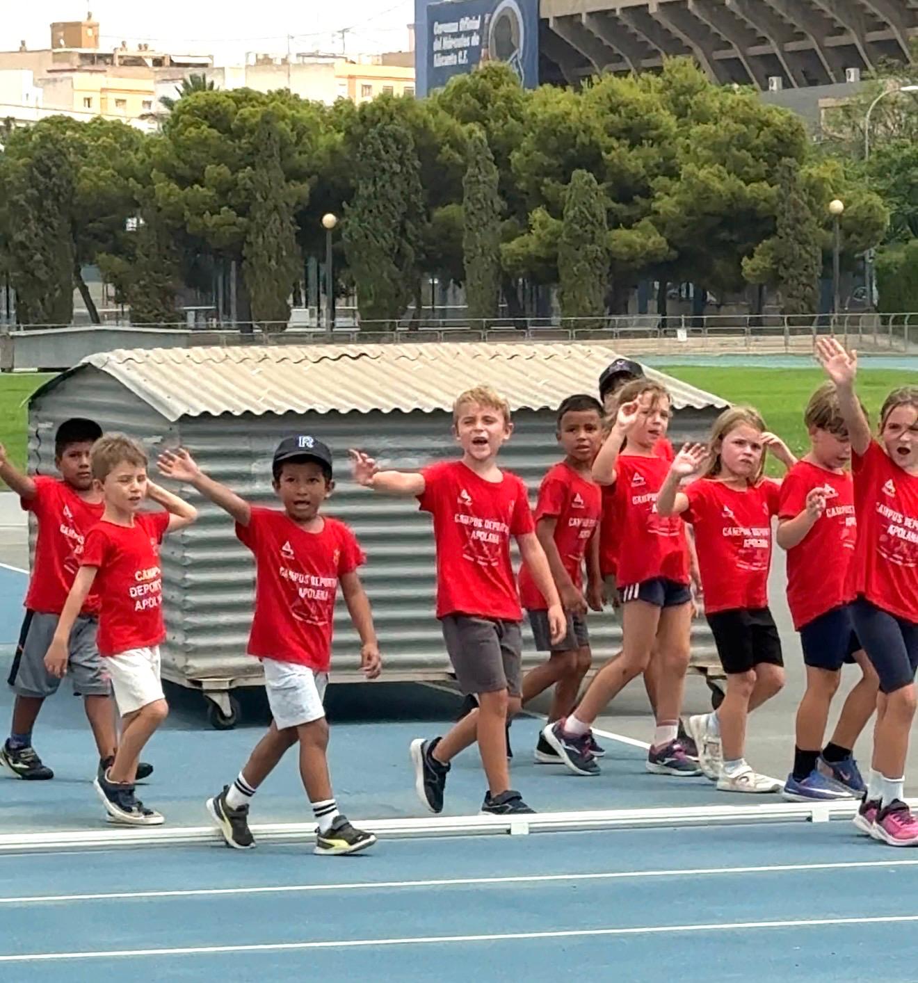 Niños y niñas de los campus deportivos en Alicante