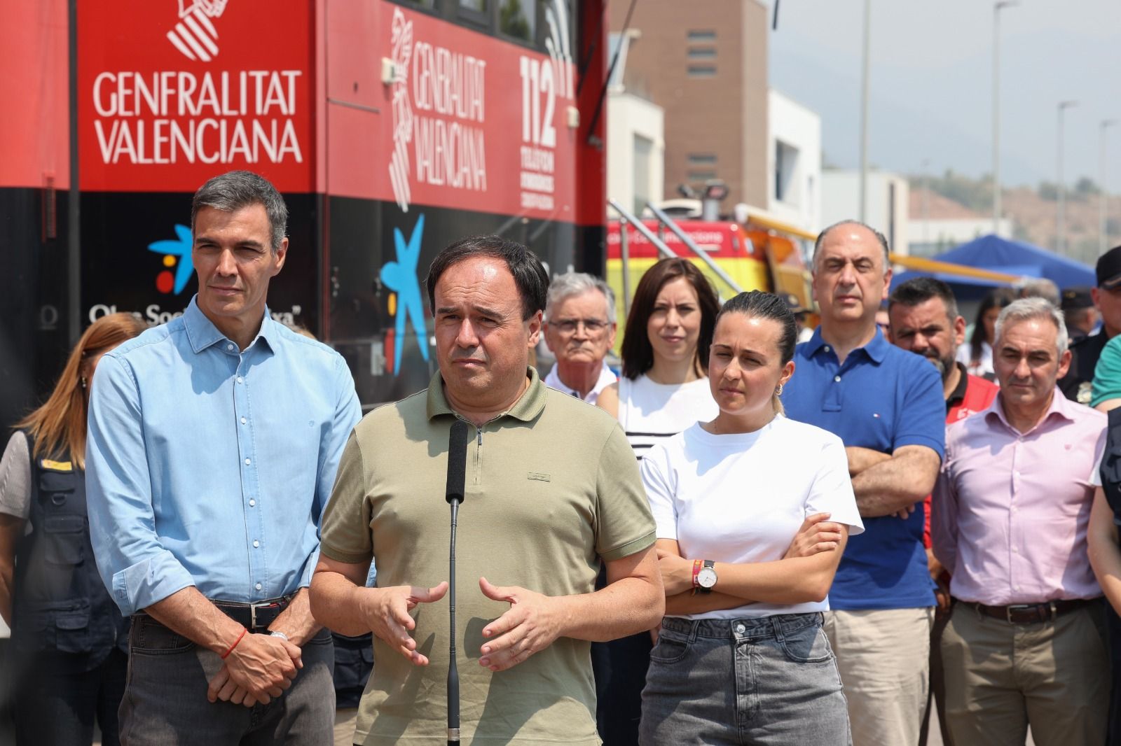 Juanfran Perez Llorca atiende a los medios desde el Puesto de Mando Avanzado junto a Pedro Sánchez