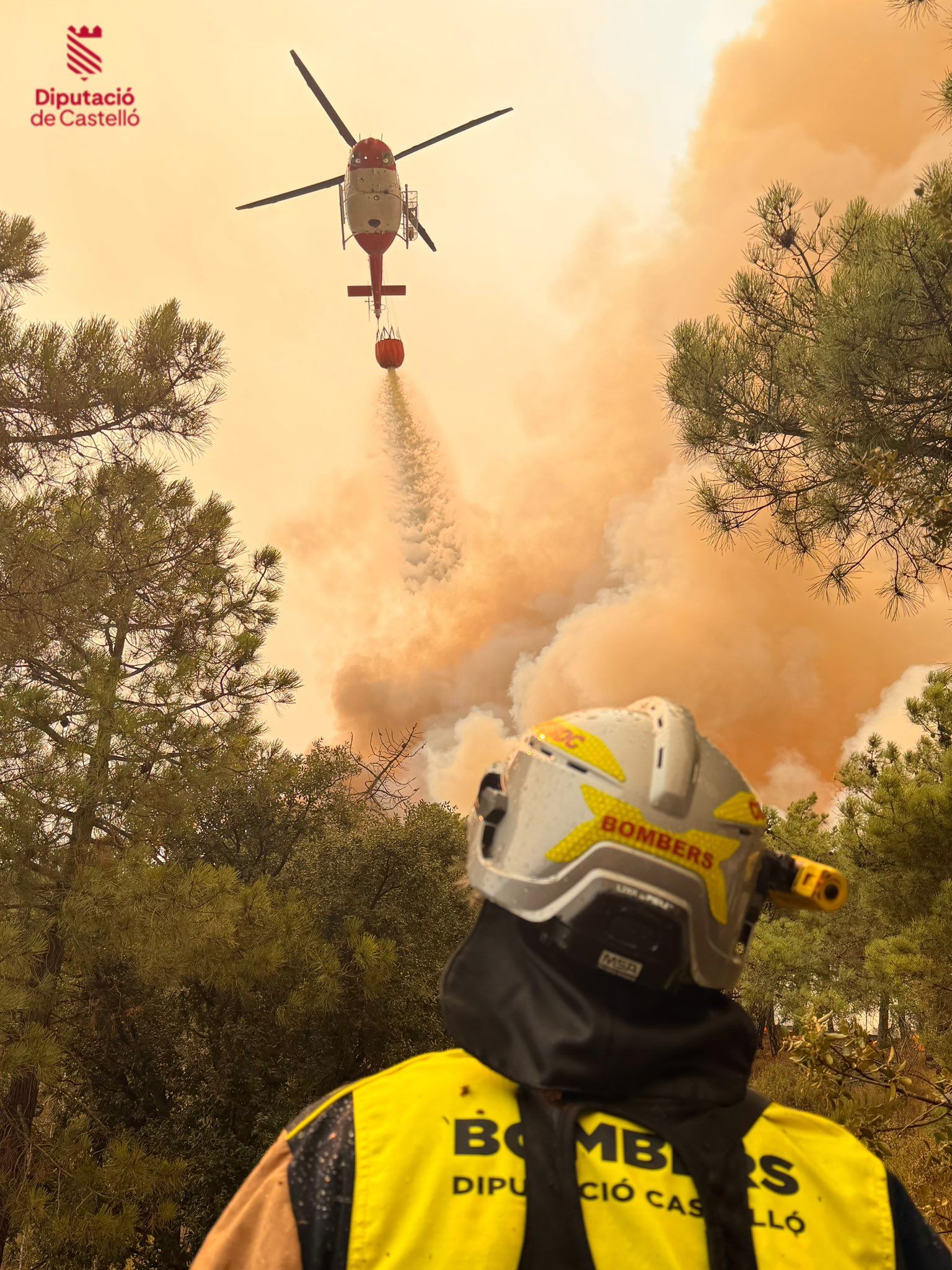 Un helicóptero trabaja en la extinción del incendio en la Vall d'Uixò Un helicóptero trabaja en la extinción del incendio en la Vall d'Uixò